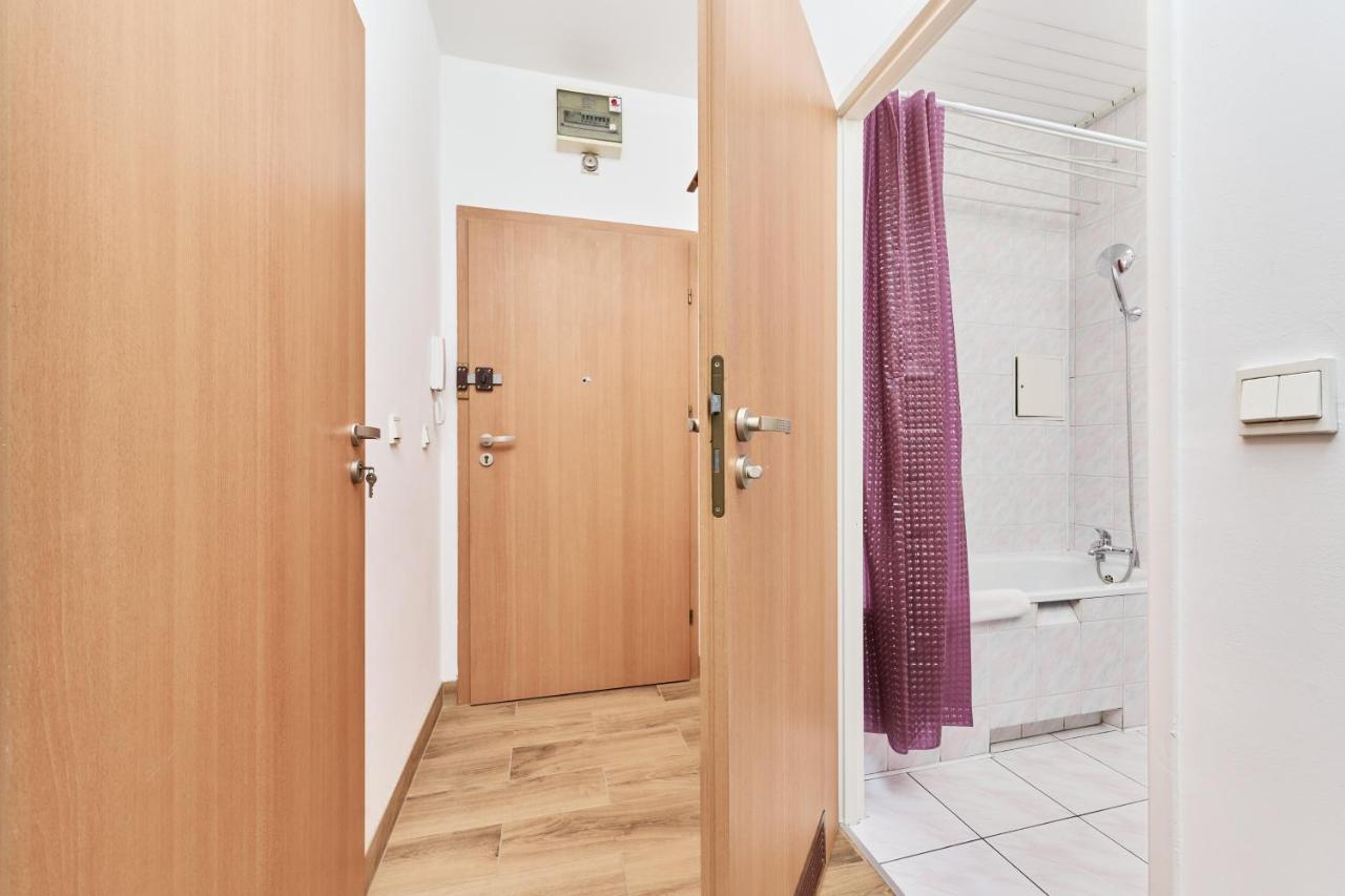 Legnicka By Renters Apartment