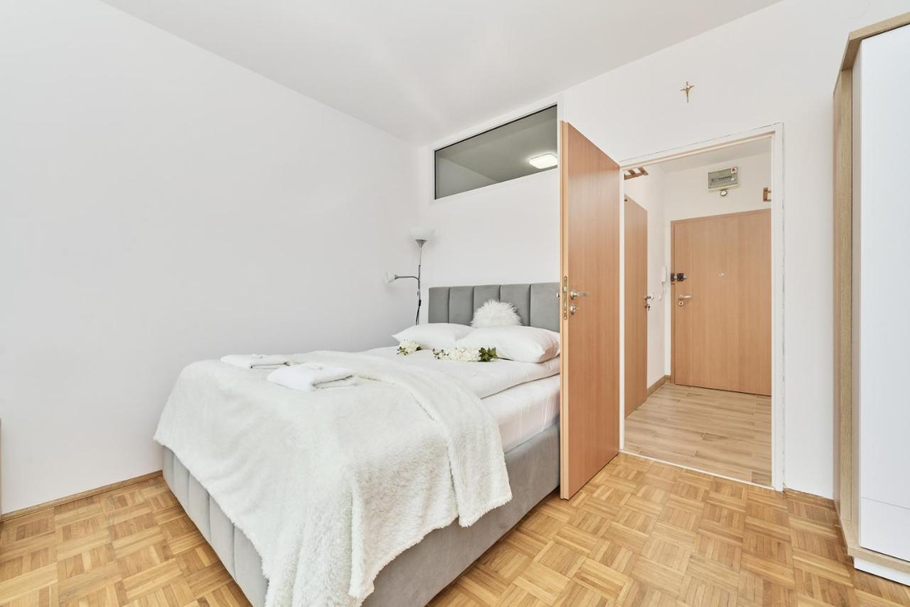 Legnicka By Renters Apartment